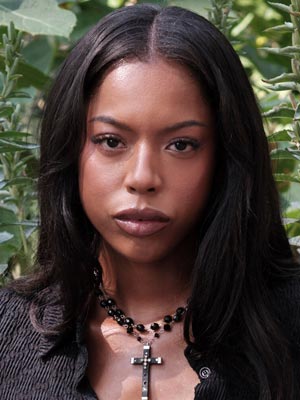 Тру Уайтакер в роли Элани Маркус